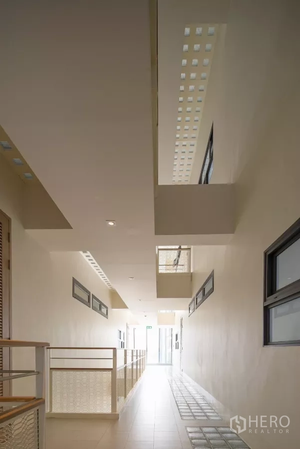 公寓 出租在Watthana, Bangkok - 采光充足的室内走廊与栏杆