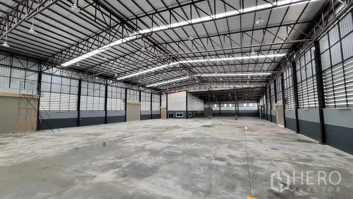 โรงงาน ให้เช่าหรือขายในPhanat Nikhom, Chon Buri - พื้นที่ผลิตกว้างขวาง พื้นคอนกรีตขัดมันภายในโรงงาน