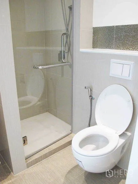 คอนโด ให้เช่าหรือขายในWatthana, Bangkok - ห้องน้ำมีตู้กระจกกั้นอาบน้ำแบบฝักบัวและโถสุขภัณฑ์