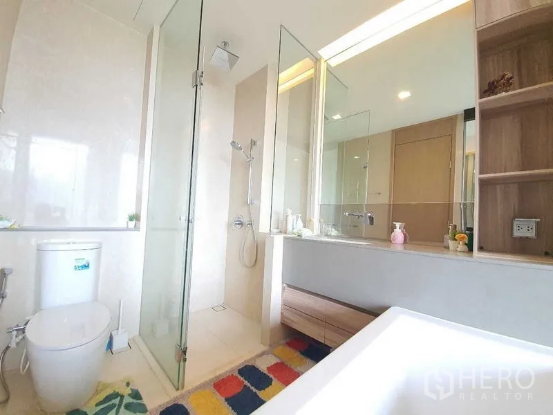 คอนโด ให้เช่าหรือขายในWatthana, Bangkok - ห้องน้ำสไตล์โมเดิร์น พร้อมตู้กระจกอาบน้ำฝักบัวเรนชาวเวอร์ อ่างล้างหน้าและกระจกบานใหญ่