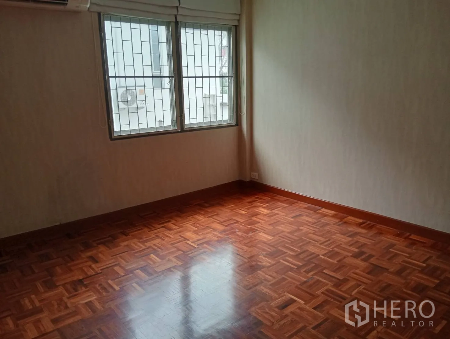 สำนักงานที่บ้าน ให้เช่าในKhlong Toei, Bangkok - ห้องนอนอีกห้อง หน้าต่างบานเลื่อน พื้นปาร์เกต์