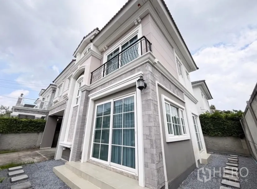 独立式住宅 出租在Chom Thong, Bangkok - 房屋外立面转角，带阳台与大面积采光窗及侧边通道。