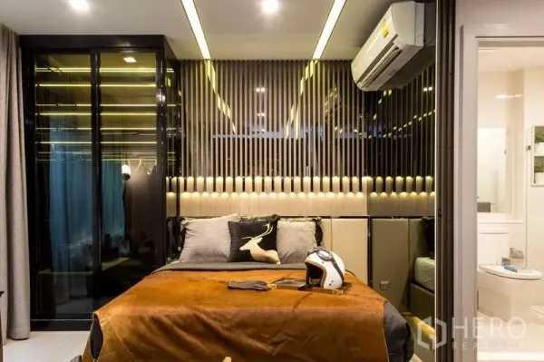 คอนโด ขายในRatchathewi, Bangkok - ห้องนอนอบอุ่น หัวเตียงบุผ้า ผนังตกแต่งซี่แนวตั้ง ตู้เสื้อผ้าบานกระจก และห้องน้ำในตัว