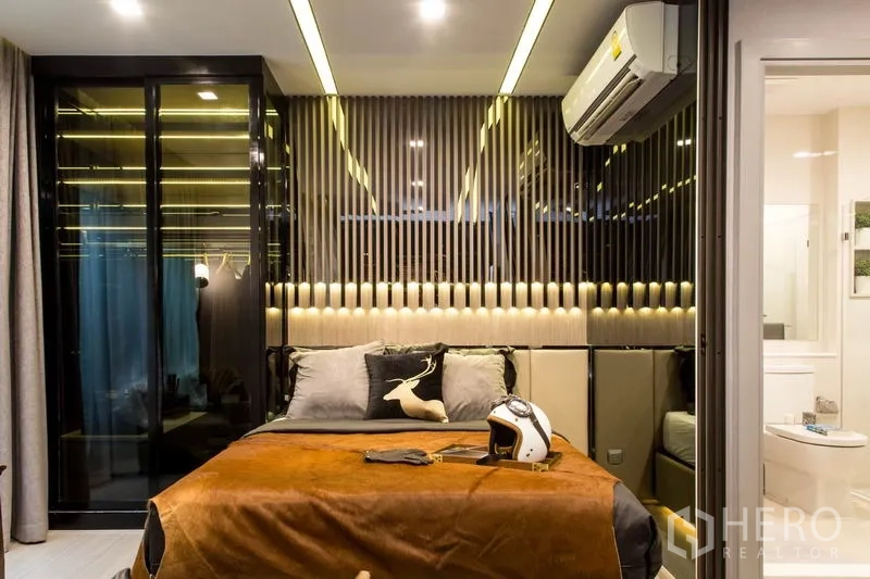 คอนโด ขายในRatchathewi, Bangkok - ห้องนอนอบอุ่น หัวเตียงบุผ้า ผนังตกแต่งซี่แนวตั้ง ตู้เสื้อผ้าบานกระจก และห้องน้ำในตัว