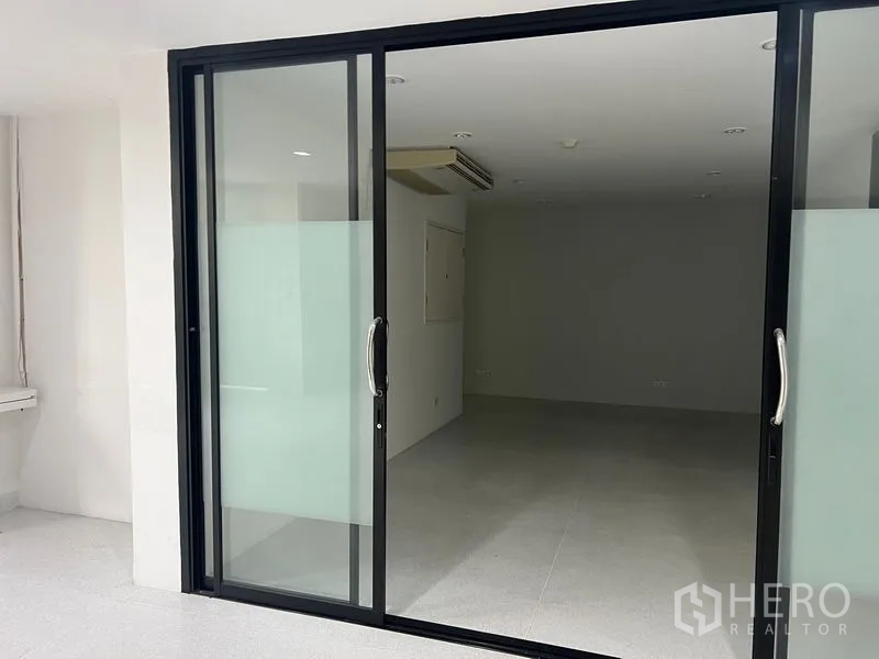 Office Space for rent in Mueang Samut Prakan, Samut Prakan - Sliding frosted glass wall opening to an air‑conditioned office room.