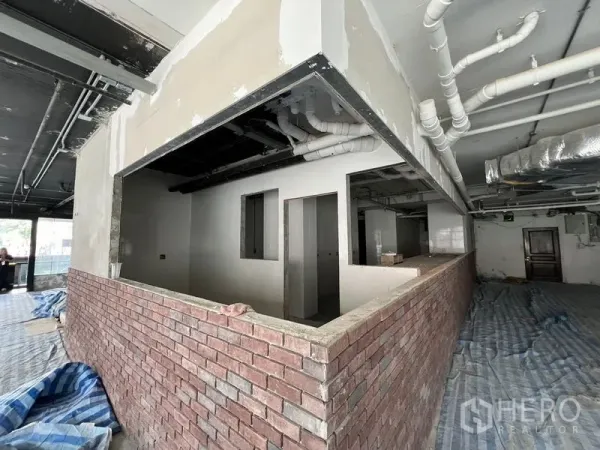 零售空间 出租在Watthana, Bangkok - 室内毛坯带砖砌吧台与裸露管线，适合改造为商用。