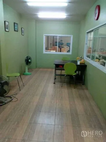 货栈 出租在Samut Prakan - 仓库内空调办公室，绿色墙面与瓷砖地面