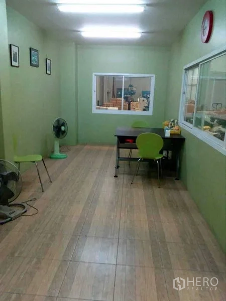 货栈 出租在Samut Prakan - 仓库内空调办公室，绿色墙面与瓷砖地面