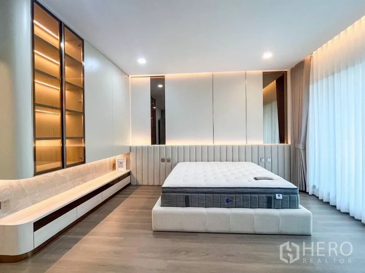 บ้าน ให้เช่าหรือขายในPrawet, Bangkok - ห้องนอนใหญ่พร้อมเตียงบุนวม ตู้โชว์บิลท์อิน กระจกหัวเตียง และผ้าม่านสูงจรดเพดาน