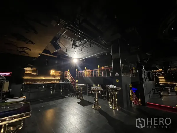 零售空间 出租 - 开放活动区，带吧台置物架、抬高平台与金属栏杆。