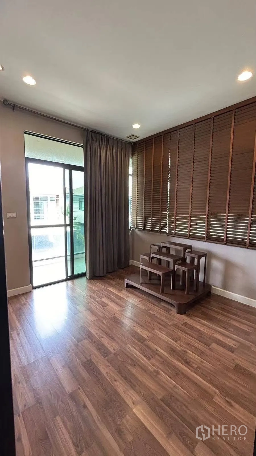 บ้านเดี่ยว for rent in Prawet, Bangkok - ห้องอเนกประสงค์พื้นไม้ หน้าต่างบานใหญ่พร้อมมู่ลี่ และทางออกระเบียง