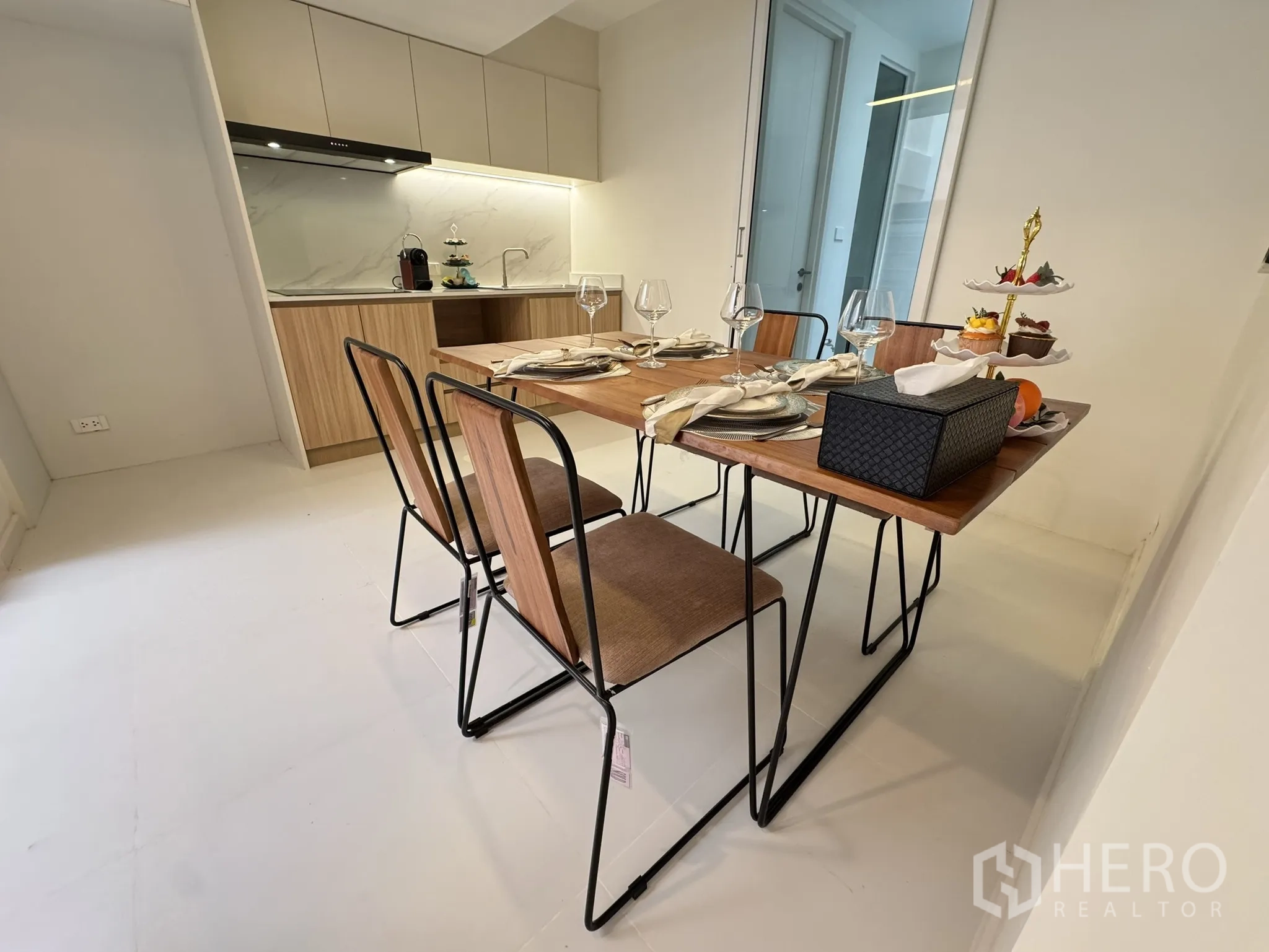 联排别墅 出售 - 简洁备餐厨房，旁连布置好的餐桌。