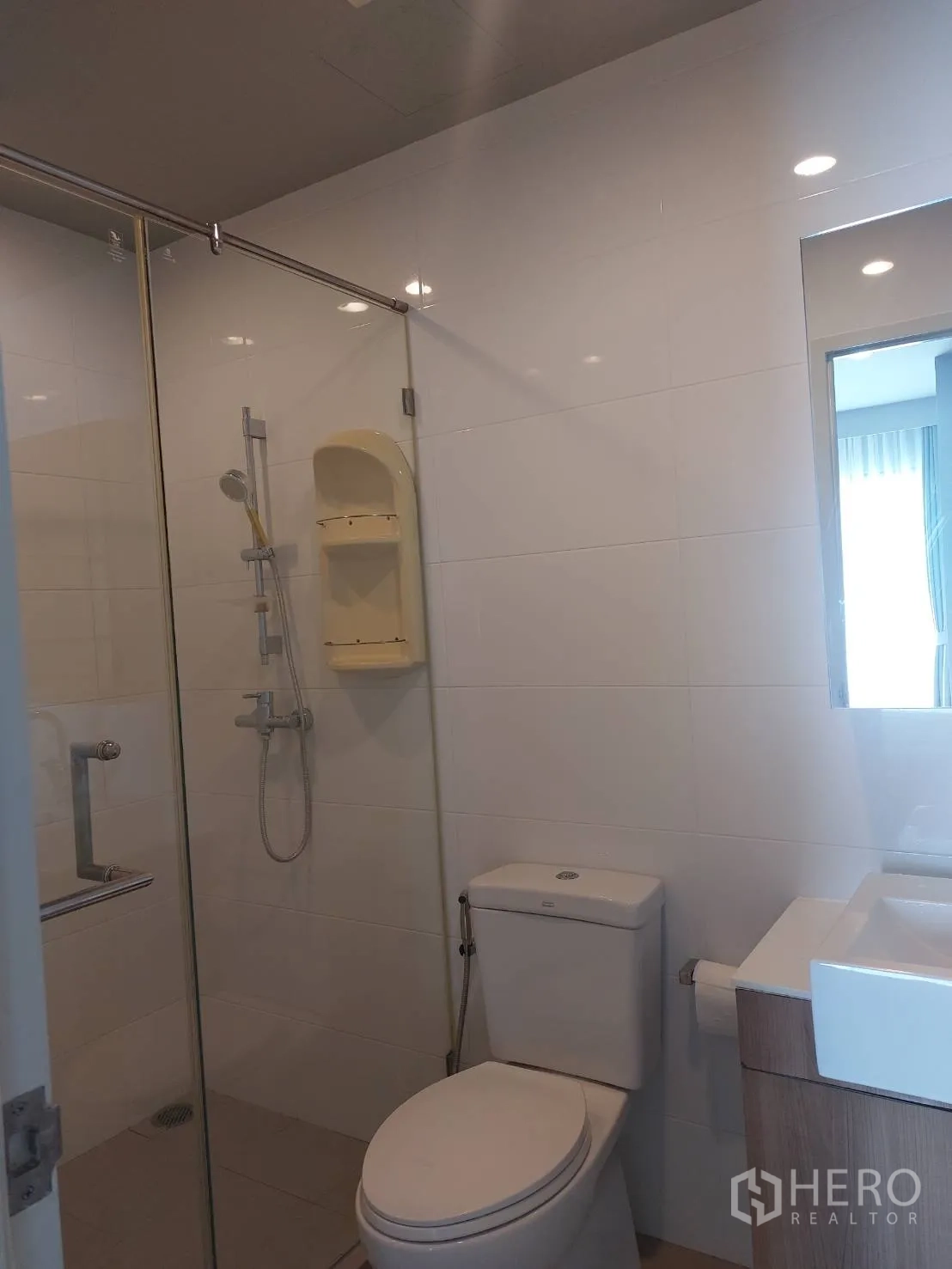 คอนโด ให้เช่าในWatthana, Bangkok - ห้องน้ำสมัยใหม่พร้อมตู้ shower กระจก โถสุขภัณฑ์ และกระจกบานใหญ่