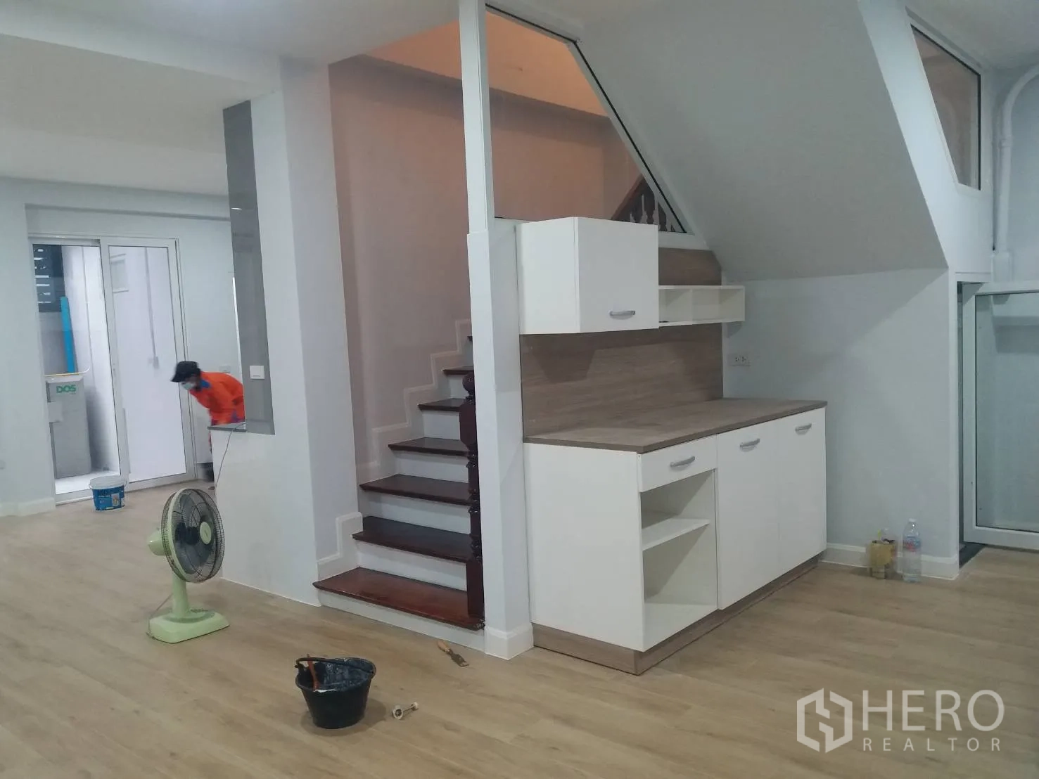 ทาวน์เฮาส์ ให้เช่าในKhlong Toei, Bangkok - ตู้บิวท์อินใต้บันไดข้างบันไดไม้ ในโถงนั่งเล่นพื้นไม้สีอ่อน.