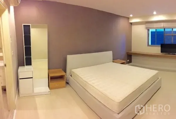 คอนโด ให้เช่าในWatthana, Bangkok - มุมมองอีกด้านของห้องนอนมาสเตอร์ พร้อมเตียง โต๊ะข้าง และตู้เก็บของ