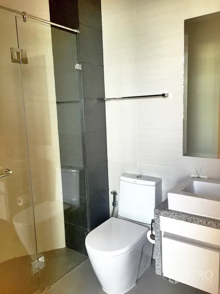 คอนโด ให้เช่าในKhlong Toei, Bangkok - ห้องน้ำสไตล์ร่วมสมัย พร้อมห้องอาบน้ำกระจก อ่างล้างหน้า และโถสุขภัณฑ์