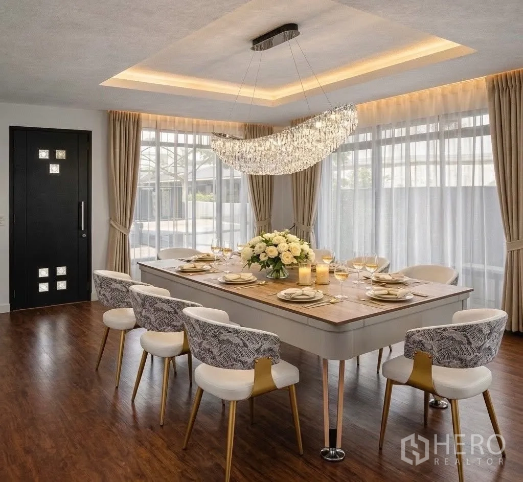 บ้านเดี่ยว for rent in Suan Luang, Bangkok - ห้องทานอาหารหรู โต๊ะสำหรับหกที่นั่ง โคมไฟแชนเดอเลียร์ และพื้นไม้