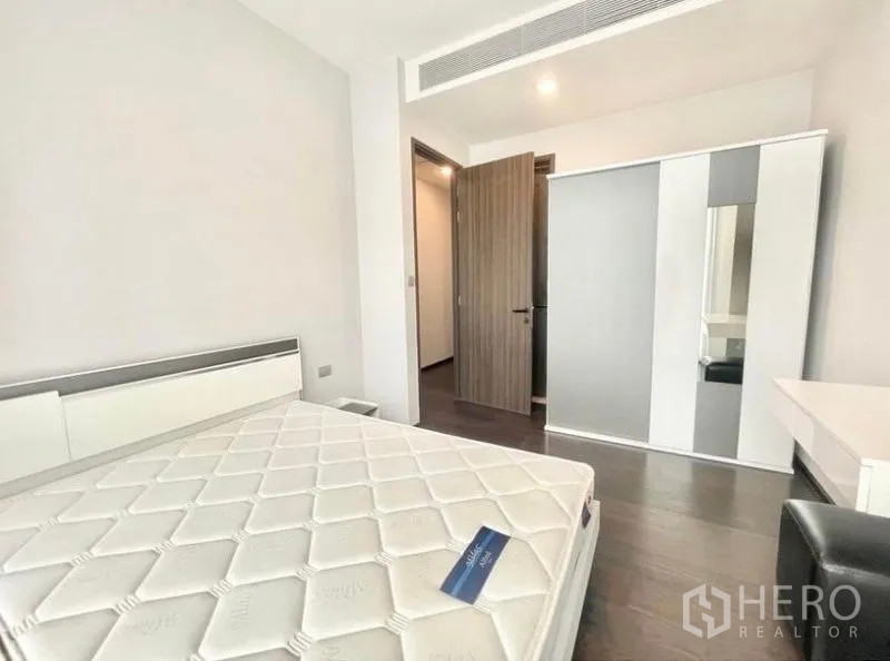 Condominium for rent in Watthana, Bangkok - Second bedroom with wardrobe, study desk and bright natural light.