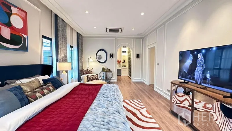 Detached House for rent or sale - Spacious master bedroom with king bed, wood floors, arched doorway to a dressing area, large windows and a TV unit.