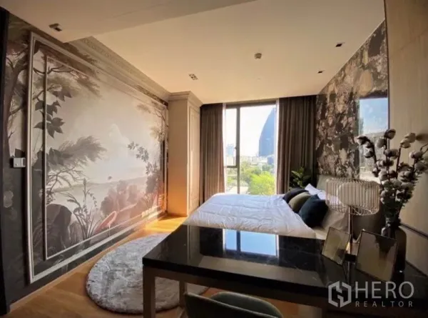 คอนโด ให้เช่าในKhlong Toei, Bangkok - ห้องนอนสว่าง ผนังลายอาร์ตขนาดใหญ่ หน้าต่างเต็มบาน โต๊ะทำงาน และวิวเมือง