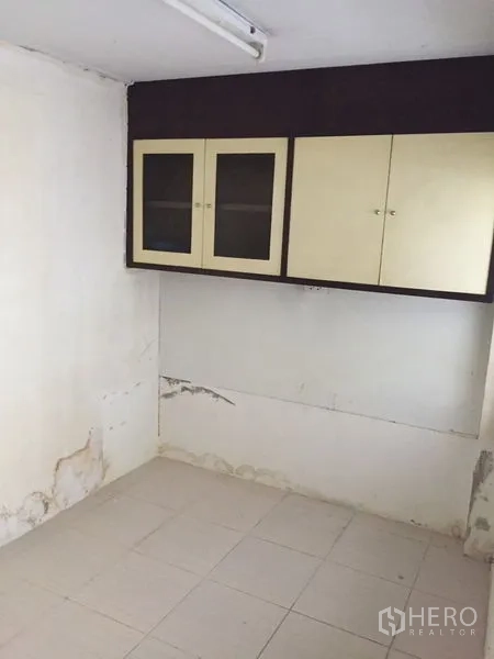 ทาวน์เฮาส์ ให้เช่าในKhlong Toei, Bangkok - ห้องเก็บของหรือแพนทรีเล็ก พร้อมตู้แขวนและพื้นกระเบื้อง