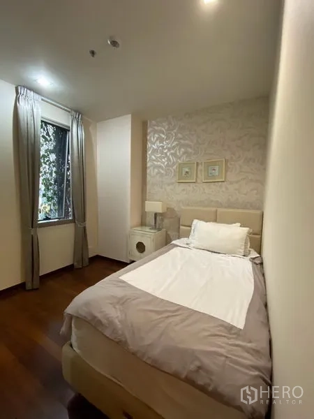 公寓 出租在Khlong Toei, Bangkok - 次卧带单人床与纹理特色墙，采光柔和舒适。