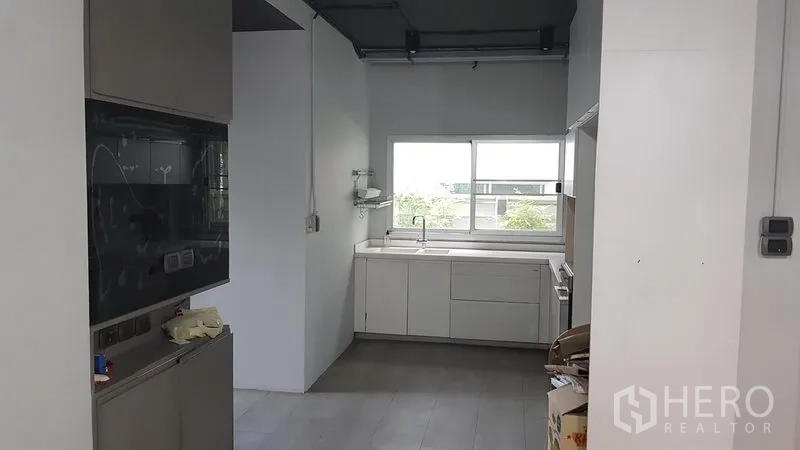 สำนักงานที่บ้าน ขายในWang Thonglang, Bangkok - แพนทรีครัวสีขาวพร้อมหน้าต่างรับแสงธรรมชาติ