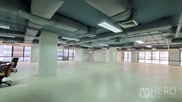 Office Space for rent in Watthana, Bangkok - Large open‑plan office floor with exposed ceiling ducts, LED lights, and wide windows for natural light.