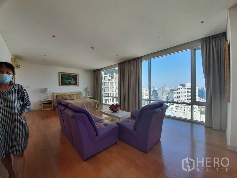 คอนโด ขายในWatthana, Bangkok - ห้องน้ำสะอาด พื้นและผนังสีขาว เคาน์เตอร์ท็อปสีดำ กระจกบานใหญ่และโถสุขภัณฑ์