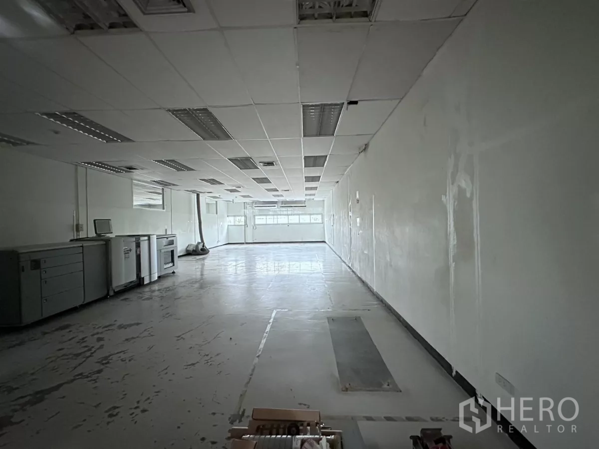 โรงงาน ขายในLat Krabang, Bangkok - ห้องยูทิลิตี้ภายในอาคารโรงงาน พร้อมอุปกรณ์และผนังสีขาว