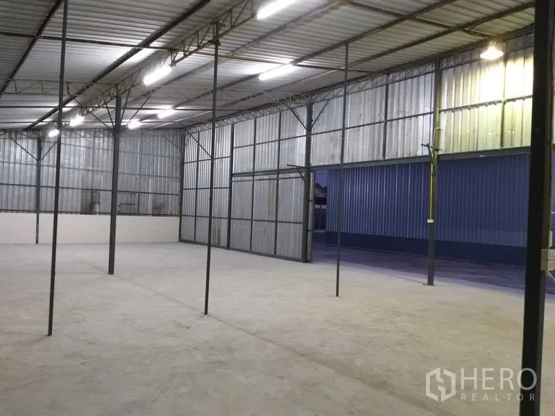 คลังสินค้า ให้เช่าในKhlong Sam Wa, Bangkok - ภายในโกดัง หลังคาสูง เสาเหล็ก พื้นที่โล่งกว้างพร้อมทางเดินรถ