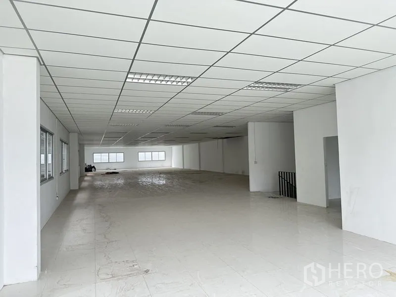 Factory for rent in Pathum Thani - Finished office floor with tiled flooring, drop ceiling and windows overlooking the plant.