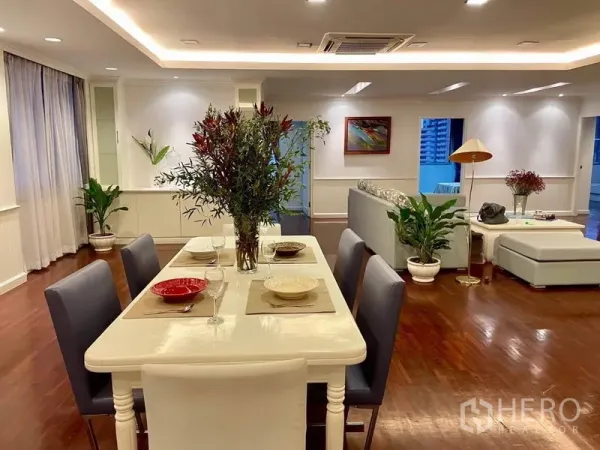 คอนโด ให้เช่าหรือขายในWatthana, Bangkok - พื้นที่รับประทานอาหารโต๊ะ 6 ที่นั่ง พร้อมไฟดาวน์ไลท์และต้นไม้ในอาคาร มองเห็นโซนพักผ่อน