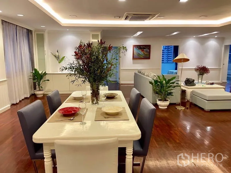 คอนโด ให้เช่าหรือขายในWatthana, Bangkok - พื้นที่รับประทานอาหารโต๊ะ 6 ที่นั่ง พร้อมไฟดาวน์ไลท์และต้นไม้ในอาคาร มองเห็นโซนพักผ่อน