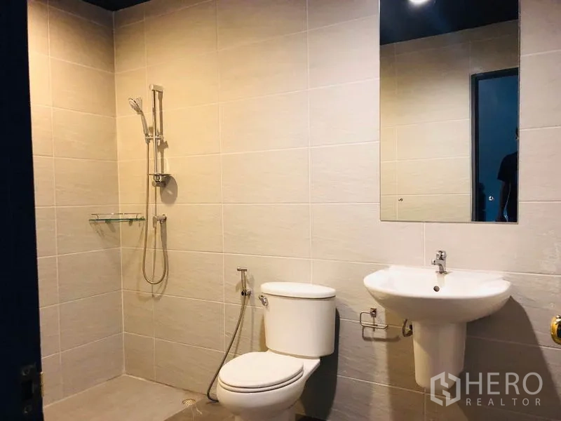 ทาวน์เฮาส์ ให้เช่าในBang Kapi, Bangkok - ห้องน้ำสะอาด พร้อมโซนอาบน้ำ โถสุขภัณฑ์ อ่างล้างหน้า และกระจกบานใหญ่