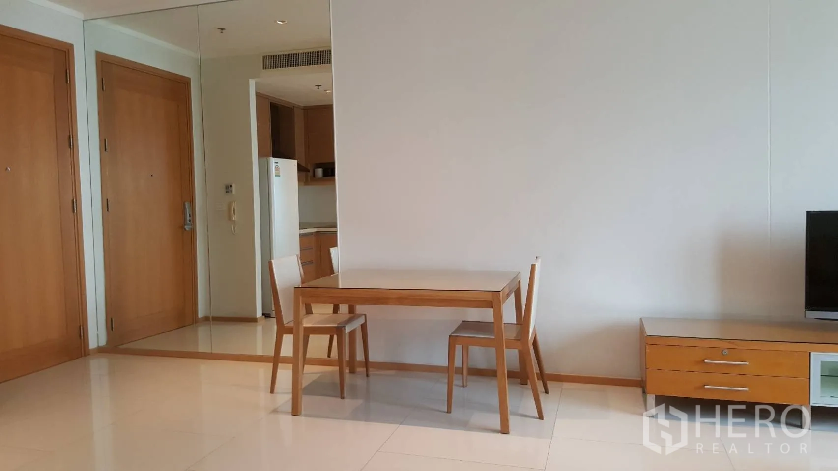 คอนโด ให้เช่าในKhlong Toei, Bangkok - พื้นที่นั่งเล่นและทานอาหารแบบโอเพนแพลน โต๊ะ เก้าอี้ ชั้นวางทีวี ผนังกระจก และพื้นกระเบื้องเงา