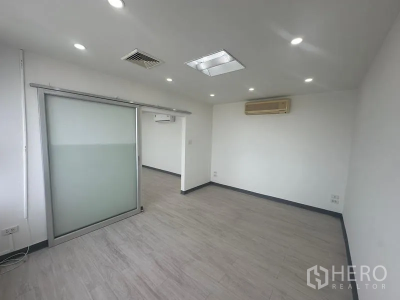 สำนักงาน ให้เช่า - พื้นที่ทำงานกะทัดรัด กั้นด้วยกระจกฝ้าบานเลื่อน และเครื่องปรับอากาศติดผนัง