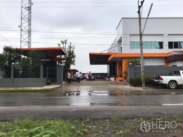 คลังสินค้า ให้เช่าในThanyaburi, Pathum Thani - มุมมองจากถนน ทางเข้าโครงการพร้อมประตูกว้าง ทางวิ่ง และกำแพงรอบพื้นที่