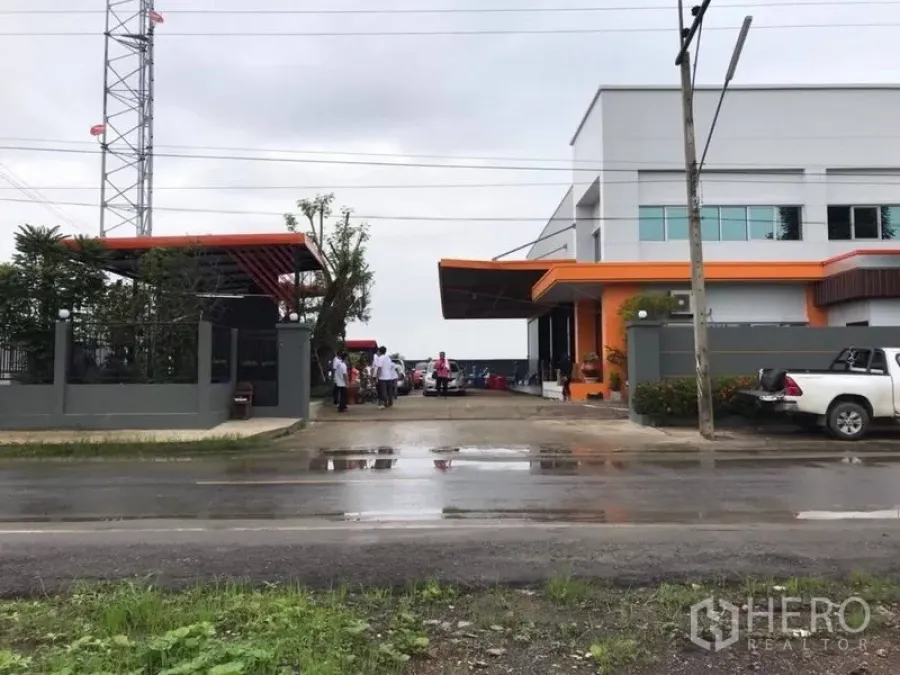 คลังสินค้า ให้เช่าในThanyaburi, Pathum Thani - มุมมองจากถนน ทางเข้าโครงการพร้อมประตูกว้าง ทางวิ่ง และกำแพงรอบพื้นที่
