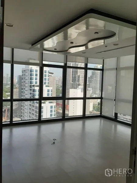 办公空间 出租在Bang Rak, Bangkok - 转角会议室或主管室，三面环窗与造型天花。