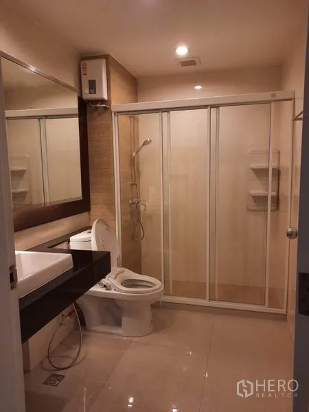 คอนโด ให้เช่าในWatthana, Bangkok - ห้องน้ำพร้อมอ่างล้างหน้า กระจกบานใหญ่ โถสุขภัณฑ์ และตู้ฝักบัวกระจกพร้อมเครื่องทำน้ำอุ่น