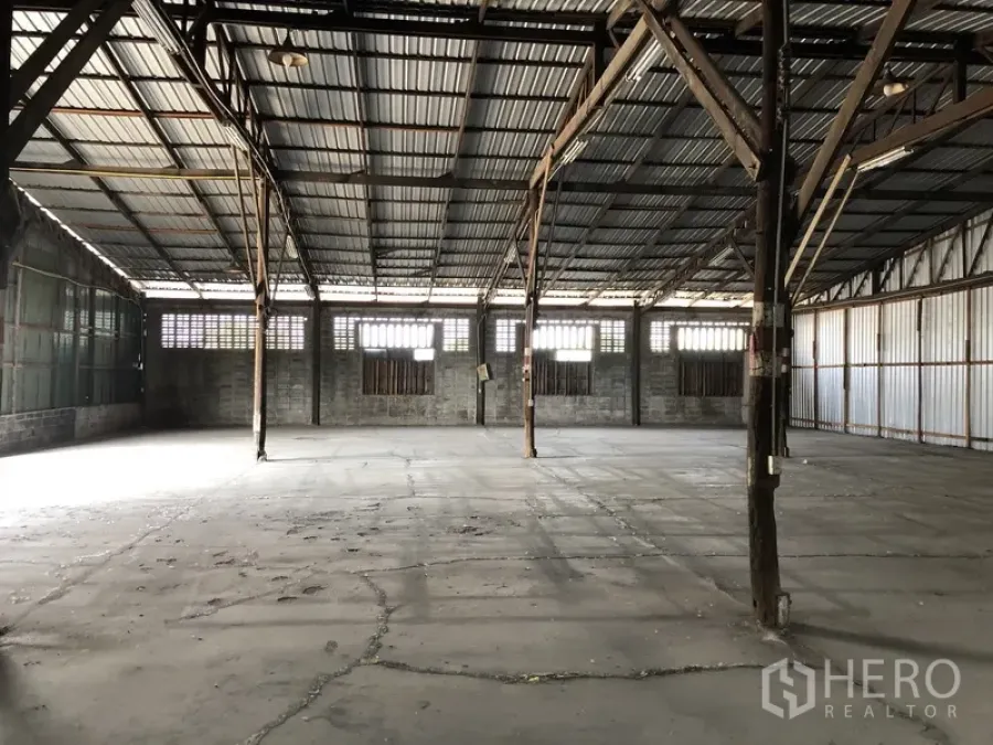 Warehouse for rent in Lat Krabang, Bangkok - Open industrial warehouse space with truss roof, ventilation blocks and a large clear floor area ideal for storage or logistics.