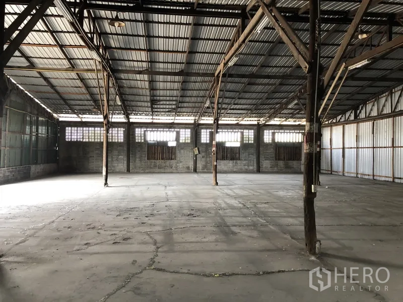 Warehouse for rent in Lat Krabang, Bangkok - Open industrial warehouse space with truss roof, ventilation blocks and a large clear floor area ideal for storage or logistics.