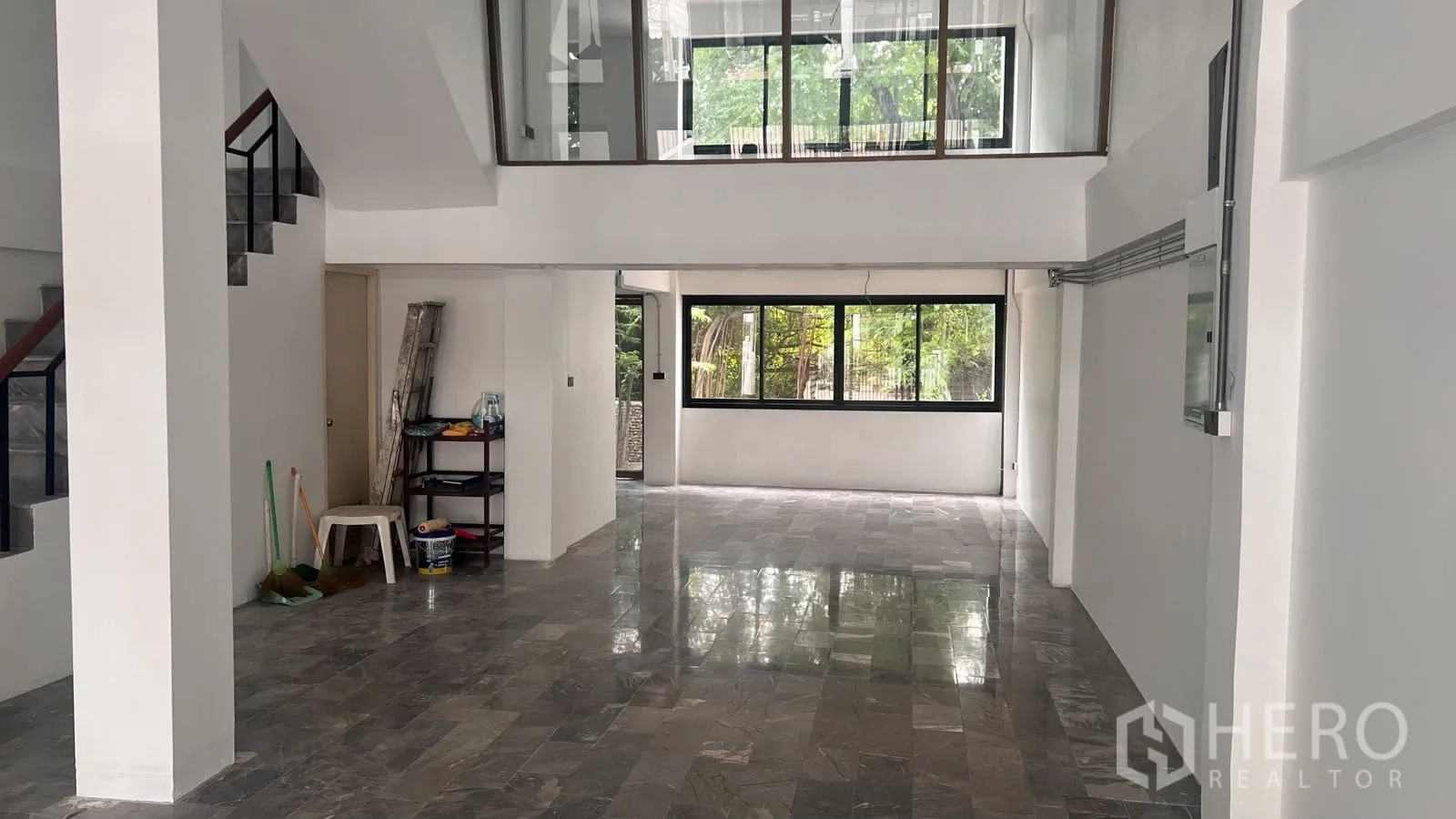 โฮมออฟฟิศ for rent or sale in Phra Khanong, Bangkok - โถงชั้นล่างเพดานสูงพร้อมหน้าต่างบานกว้าง.