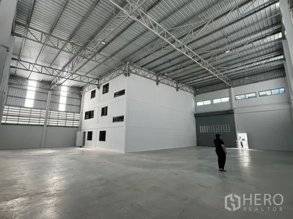 คลังสินค้า ให้เช่าในBang Phli, Samut Prakan - ภายในโกดังโปร่งเพดานสูง โครงเหล็กและพื้นคอนกรีตขัดมัน