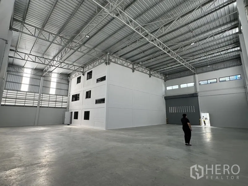 คลังสินค้า ให้เช่าในBang Phli, Samut Prakan - ภายในโกดังโปร่งเพดานสูง โครงเหล็กและพื้นคอนกรีตขัดมัน
