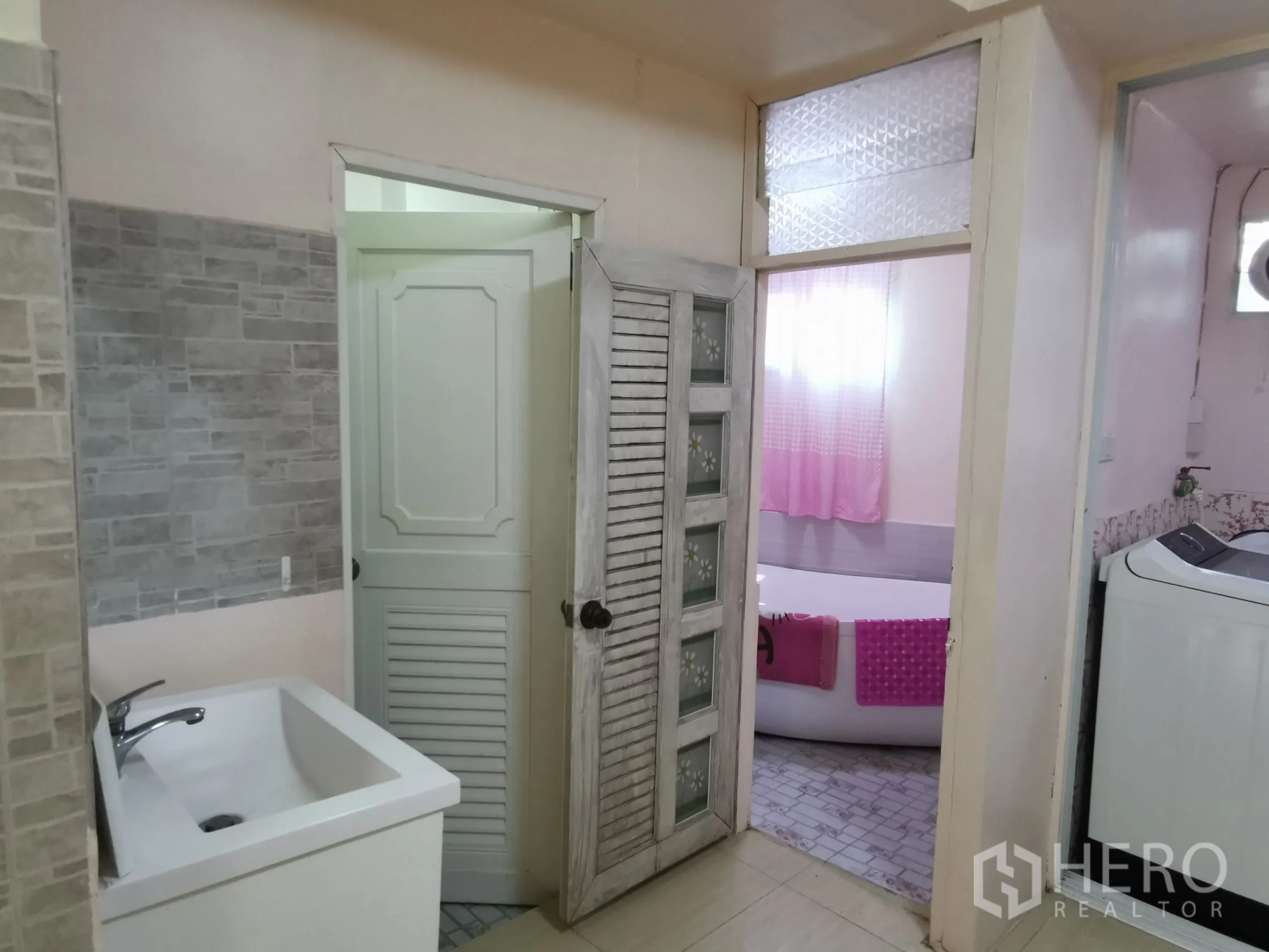 ทาวน์เฮาส์ ให้เช่าในKhlong Toei, Bangkok - โซนซักล้างพร้อมอ่างล้างมือ เครื่องซักผ้า และทางเข้าห้องน้ำพร้อมช่องแสงฝ้า