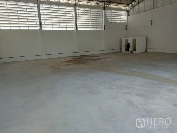 货栈 出租在Bang Sao Thong, Samut Prakan - 干净的仓库内景，通风百叶墙与内置卫生间