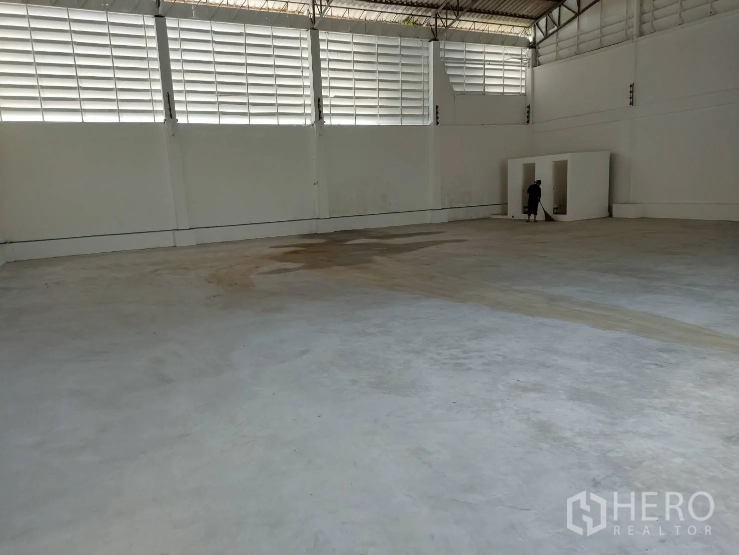 货栈 出租在Bang Sao Thong, Samut Prakan - 干净的仓库内景，通风百叶墙与内置卫生间