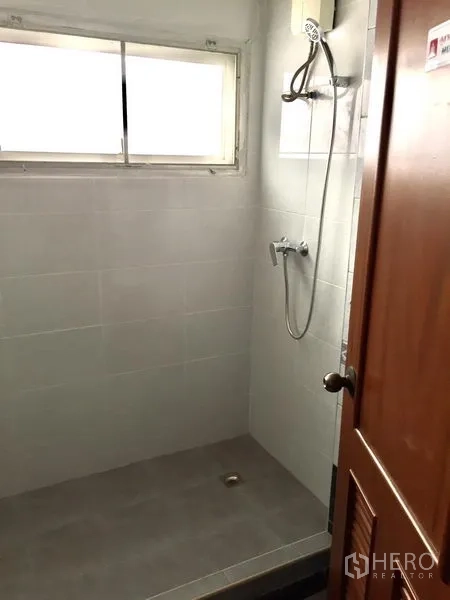 ทาวน์เฮาส์ ให้เช่าในWatthana, Bangkok - ห้องน้ำขนาดกะทัดรัด ปูกระเบื้อง มีหน้าต่างและมุมอาบน้ำแบบวอล์กอิน